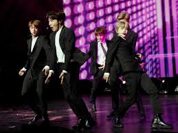 Смотрим bts world tour 'love yourself: Fenomen K Pop Bts Sobrali Stadion Uembli V Londone Vmestimostyu 90 000 Chelovek Za 1 5 Chasa