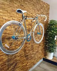 設計士きりちゃんさんはinstagramを利用しています 自転車が邪魔なら掛けちゃおう 壁面の木のアクセントもだいぶ効いてます グランハウス 設計事務所 玄関 土間 ロードバイク クロスバイク 自転車置き場 自転車女子 ロードバイク女子 初自転車 自転車