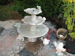 Dieser brunnen wurde mit stimmiger dekoration aufgewertet, so kann man auch seinen eigenen zimmerbrunnen selber bauen. Video Springbrunnen Aus Beton Selber Machen So Zaubern Sie Die Platschernde Gartendeko In Ihren Garten