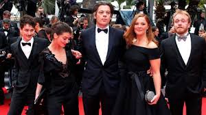 Le réalisateur des fantômes d'ismaël est revenu au micro d'europe 1 sur l'honneur d'avoir tourné avec charlotte gainsbourg et marion cotillard et de faire l'ouverture du 70e festival de cannes, ce mercredi. La Redoute S Invite Sur Les Marches Du Festival De Cannes L Express Styles