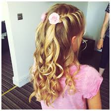 Flower Girl Twin French Plaits On Either Side With Curls Frisuren Kommunion Frisur Madchen Geflochtene Frisuren