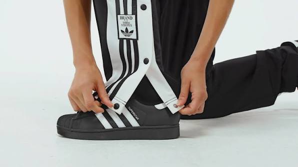 Adidas je predstavio novu luksuznu liniju A-TYPE za sezonu  proljeće/ljeto 2026, a modni portal “Highsnobiety” ocjenjuje da je njemački  sportski gigant sada definitivno zakoračio u svijet visoke mode i luksuza.  Nova