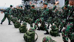 Oditur militer pastikan akan hadirkan 36 saksi kasus bentrok polisi vs tni. 10 Polisi Serang Markas Tni Di Kaimana Nasional Tempo Co