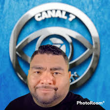 El indigente que peleaba por comida con perros en el Mercado Oriental, y  que ahora dirige un canal de televisión