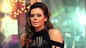 وظهرت ايمي سالم بإطلالة جذابة، وهي ترتدي فستانًا انيقًا باللون الاسود، بصيحة الكتف الواحدة كت، وتركت شعرها الأشقر منسدلًا على كتفيها وأكملت إطلالتها بوضع بعض المكياج، مع وضع اللون الأحمر للشفاه. Ø¥ÙŠÙ…Ù‰ Ø³Ø§Ù„Ù… Ø¨Ø¥Ø·Ù„Ø§Ù„Ø© Ø¬Ø°Ø§Ø¨Ø© Ø¯Ø§Ø®Ù„ Ø§Ù„Ø¬ÙŠÙ… ØµÙˆØ±