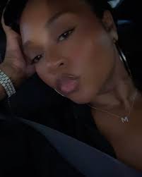 Melissa Vee's Instagram, Twitter & Facebook