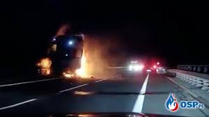 Policjanci sosnowieckiej drogówki wykonywali czynności na miejscu wypadku, do jakiego doszło na 543 kilometrze trasy s1, w okolicach zjazdu do jaworzna, na trasie w kierunku tychów. Smiertelny Wypadek Na S1 Nagrany Samochodowym Wideorejestratorem Wideo Zdjecia Osp Pl