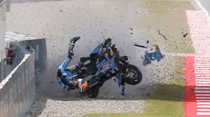 🎽🏥 Shock en Cataluña: así fue el violento accidente de Álex Márquez El  piloto español Álex Márquez protagonizó un impactante accidente durante el Gran  Premio de Cataluña de MotoGP. La carrera debió