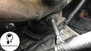 Die messwerte werden an das motorsteuergerät geleitet, sodass dieses die gemischbildung entsprechend anpassen kann. Vw Audi Seat Skoda Lambdasonde Vor Kat Wechseln Tutorial Hd Youtube