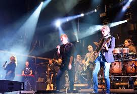 Naast evers zelf bestaat de band uit nog twaalf andere muzikanten. Bij Edwin Evers Is Het Nu Altijd Tussen Zes En Zeven Ik Haal Een Jeugddroom In Foto Destentor Nl