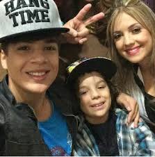  14  no mesmo ano, fez sua estreia na televisão, interpretando o protagonista bernardo na décima sétima temporada de malhação. Lucas Santos