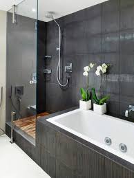 Kleines Badezimmer Modern Graue Badezimmerfliesen Zwei Blumen Badewanne Und Dusche Glaserne Wand Badezimmer Badezimmer Mit Dusche Wohnung Badezimmer