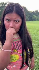 Humor al robar el balón de basquetbol