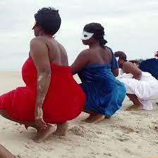 Kivingine nimefungua group whatsapp linaitwa #kanga__moja kuna raha sijawahi ona kama unahitaji. East Africa Radio Kufungiwa Kwa Wimbo Wa Snura Chura Kwako Wewe Ni Sawa Au Si Sawa Facebook