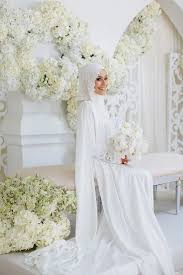 Tidak hanya desain baju muslimah warna putih saja yang populer pilihan warna pink sepertinya juga menjadi idola. 6 Rekomendasi Gaun Pengantin Muslimah Sederhana Dan Elegan Wedding Market
