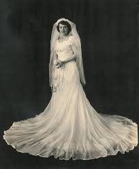 Another Wwii Parachute Wedding Dress Story Here Http Www Mohumanities Org E News August08 Wedd Wedding Gowns Vintage Wedding Dresses Vintage Vintage Bride