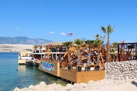 Informiere dich zum strand zrce, der stadt novalja und kroatien. Am Kroatischen Zrce Beach Dem Neuen Ibiza Feiern Saufen Und Tanzen Tausende Schulabganger Fotogalerien Freiburg Fudder De