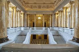 Palacio real sau palacio de oriente) este reședința oficialǎ a regelui spaniei din madrid și este singura reședința a ceremoniilor de stat. He Hallway To The Right Was Built With Carrara Marble In Honor Of The Old Palace A Peristyle Made Of Yellow Co National Museum European Palace Marble Columns