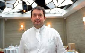 Décor froid très années cinquante ,soixante, on le croirait issu d'un film de tati qui comme toujours ne faisait pas sourire sinon par les claquement des talons aiguilles sur le dallage, avant de laisser place à un. M6 Le Chef Jean Francois Piege Quitte Top Chef Le Parisien