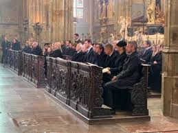 Ivana gottová trávila dlouhé hodiny ve studiu a její holčičky nelly soﬁe (vlevo) a charlotte ella ji začaly postrádat. Dojemny Pohreb Karla Gotta 80 V Prahe So Statnymi Poctami Lucili Sa S Nim Aj Slovaci