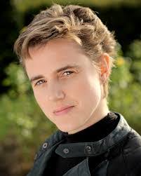 Laura Pender's Instagram, Twitter & Facebook