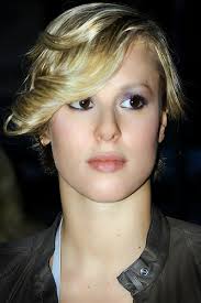 Asciugati bene i capelli è una delle classiche raccomandazioni dei genitori. Taglio Di Capelli Corti Con Ciuffo Lungo Alla Federica Pellegrini