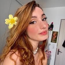 Elyse Simon's Instagram, Twitter & Facebook