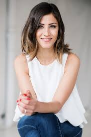 From Engineering To Jewelry Design With Noura Sakkijha Co Founder Of Mejuri The Everygirl Headshots Women Photography Poses Women Professional Headshots Women