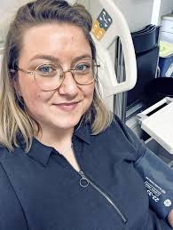 De benen van Ashley Kolster (29) voelen elke dag alsof ze net een marathon  heeft gerend. Ze vecht tegen het monster dat MS heet. 'Het meisje dat gek  stond te doen op