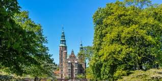 Schloss rosenborg (rosenborg slot) befindet sich am rande des königlichen gartens kongens have in der dänischen hauptstadt kopenhagen. Die Schonsten Schlosser In Kopenhagen Und Umgebung 2021