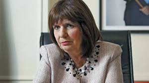 Si bien el audio de patricia bullrich refleja en parte por qué este funcionario logró convencerla sin mucho esfuerzo, da cuenta de que la máxima autoridad en seguridad permitió un plan de exterminio y facilitamiento de recursos para eliminar a la resistencia mapuche que se defiende con martillos. Patricia Bullrich Sobre La Polemica Foto De Macri Fue Un Error Involuntario