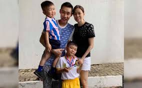 Check out this biography to know about his lee chong wei is a malaysian professional badminton player whose commendable performances in the game for many years have earned him. Kejayaan Anak Chong Wei Menceriakan Keluarga Dan Netizen Free Malaysia Today Fmt