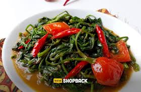 Tumis dan aduk bumbu sampai rata, dan kecilnya api kompor agar bumbu yang ditumis tidak gosong. Resep Tumis Kangkung Super Mudah Rasa Ala Restoran