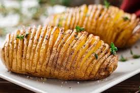 Si condiscono con burro fuso, sale e pepe e poi si sovrappongono una fetta dopo. Le Patate Hasselback Sono Delle Patate Intere Al Forno Sfiziose Della Tradizione Svedese Perfette Anche Per Chi Segu Ricette Ricette Di Cucina Patate Al Forno