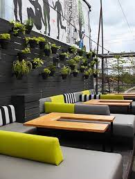 modernes cafe auf der terrasse einrichten mit schwarzer sichtschutzwand aus holz mit schwarzen blumentop veranda tasarimi acik hava mekanlari restoran tasarimi