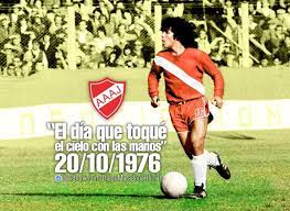 Oyuncular sahaya, maradona'nın başı ve göğsü şeklindeki argentinos juniors kulübü, buenos aires'in la paternal semtinde ve başkentte oyuncular için verilen. Hace 38 Anos Maradona Debuto Profesionalmente Jugando En Argentinos Juniors Imagenes De Futbol Fotos De Futbol Futbol Argentino