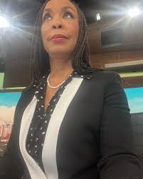 Summertime requires its own hairstyle. @abc13houston @ginagastontv  #knotlessbraids #braids #tvnewsanchor #Houston