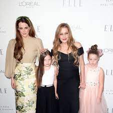Gold plated base metal unknown. Lisa Marie Presley Seltener Auftritt Mit Ihren Tochtern Gala De