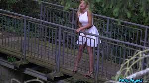 o cara pegou no flagra mulher batendo siririca em local público, e ela  acabou dando o cu pra ele - O Melhor Site De Videos Porno Legendados