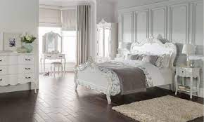 The elements of a shabby chic dining room shabby chic style can best be described as an eclectic mix of vintage and modern decor with an emphasis on muted colors accessorized with pops of romantic color and rustic items combined with elegant accessories. Is Shabby Chic Trendy And Still In Fashion