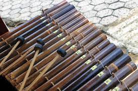 Angklung merupakan alat musik tradisional yang multitonal atau bernada ganda. Sejarah Alat Music Calung Asal Usul Sejarah Dan Budaya