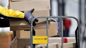 Nimm deine nicht dominante hand, um den umschlag flach gegen den tisch zu halten, sodass er sich nicht bewegt. Postgesetz Geandert Durfen Postboten Jetzt Alle Meine Pakete Offnen Stern De