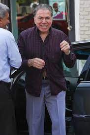 Ótimo vendedor.vende a própria imagem a 200 milhões de brasileiros, construiu um império (hoje em fase instável) e a resposta verdadeira é nada. 32 Ideias De Silvio Santos Silvio Santos Abravanel Santos