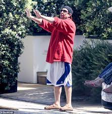 Today, adam sandler's net worth is $420 million, making him one of the richest actors and film producers in hollywood. Adam Sandler Bleibt Fit Inmitten Coronavirus Lockdown Durch Das Durchfuhren Von Liegestutzen In Seiner Einfahrt In Malibu Aktuelle Boulevard Nachrichten Und Fotogalerien Zu Stars Sternchen
