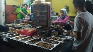 Rumah makan ini terkenal karena kekuatan rumah makan ini pun terlihat dari perpaduan antara sajian makanan khas tradisional jawa barat rumah makan sari sunda pertama berdiri di atas tanah seluas 606 m2 di lokasi pusat kota. Kuliner Malam Jumat Menyantap Gulai Daging Sepuasnya Di Warung C Mar Bandung Lifestyle Liputan6 Com