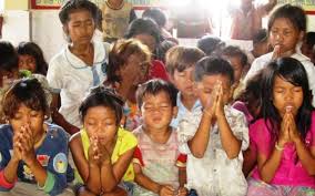 Di rumahmu ini, kami memuji dan memuliakan kebesaran namamu. Gambar Anak Sekolah Minggu Berdoa Nusagates