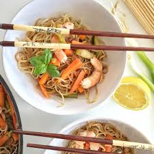 Nouilles Sautees Aux Crevettes Recettes De Cuisine Nouilles Sautees Aux Crevettes Repas Gastronomique