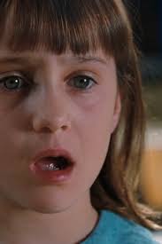 Matilda es una película mucho más oscura de lo que recuerdas. Es una  historia de maltrato, injusticia y con un final con el que muchos niños  sueñan, pero muy pocos logran alcanzar.