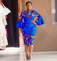 La jupe taille haute imprimé africain peut être de deux marques; Soldes Robe Droite En Pagne Avec Dentelle En Stock
