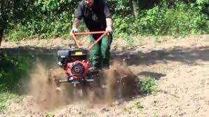 Schlagen sie größere wurzelstücke mit einer axt durch. Garten Umgraben Anlegen Unkraut Wurzeln Entfernen Youtube